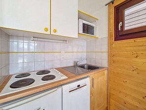 Fridge, oven, dishwasher, coffee/tea maker