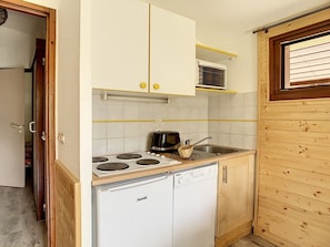 Fridge, oven, dishwasher, coffee/tea maker