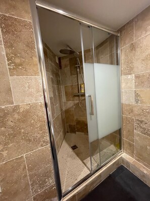 Dusche, Haartrockner, Handtücher, Seife