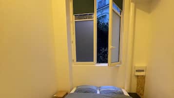 2 slaapkamers, een bureau, een strijkplank/strijkijzer, gratis wifi