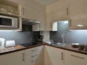 Fridge, dishwasher, coffee/tea maker, toaster