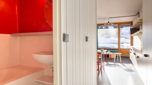 Interior - Renovated Studio 5 ppl · Ski-in/Ski-out · Balcony · Pets Allowed (Les Arcs 1800)