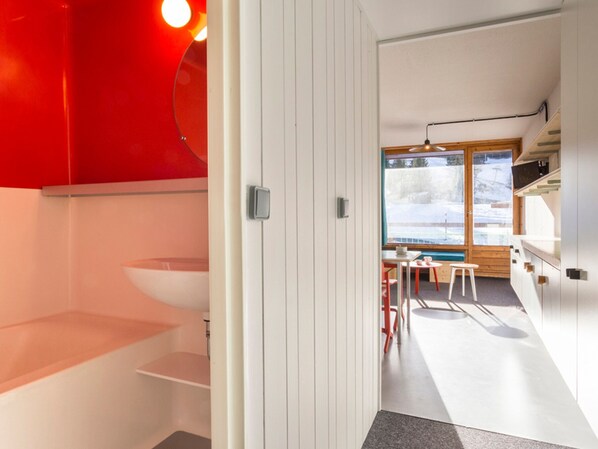 Interior - Renovated Studio 5 ppl · Ski-in/Ski-out · Balcony · Pets Allowed (Les Arcs 1800)