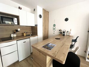 Køleskab, mikrobølgeovn, ovn, kogeplade