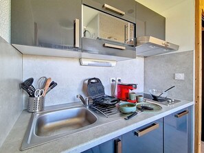 Kjøleskap, mikrobølgeovn, oppvaskmaskin og kaffetrakter/tekoker