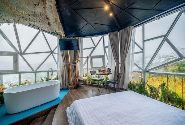 Chambre Deluxe, baignoire, vue sur la montagne | Draps italiens de Frette, literie de qualité