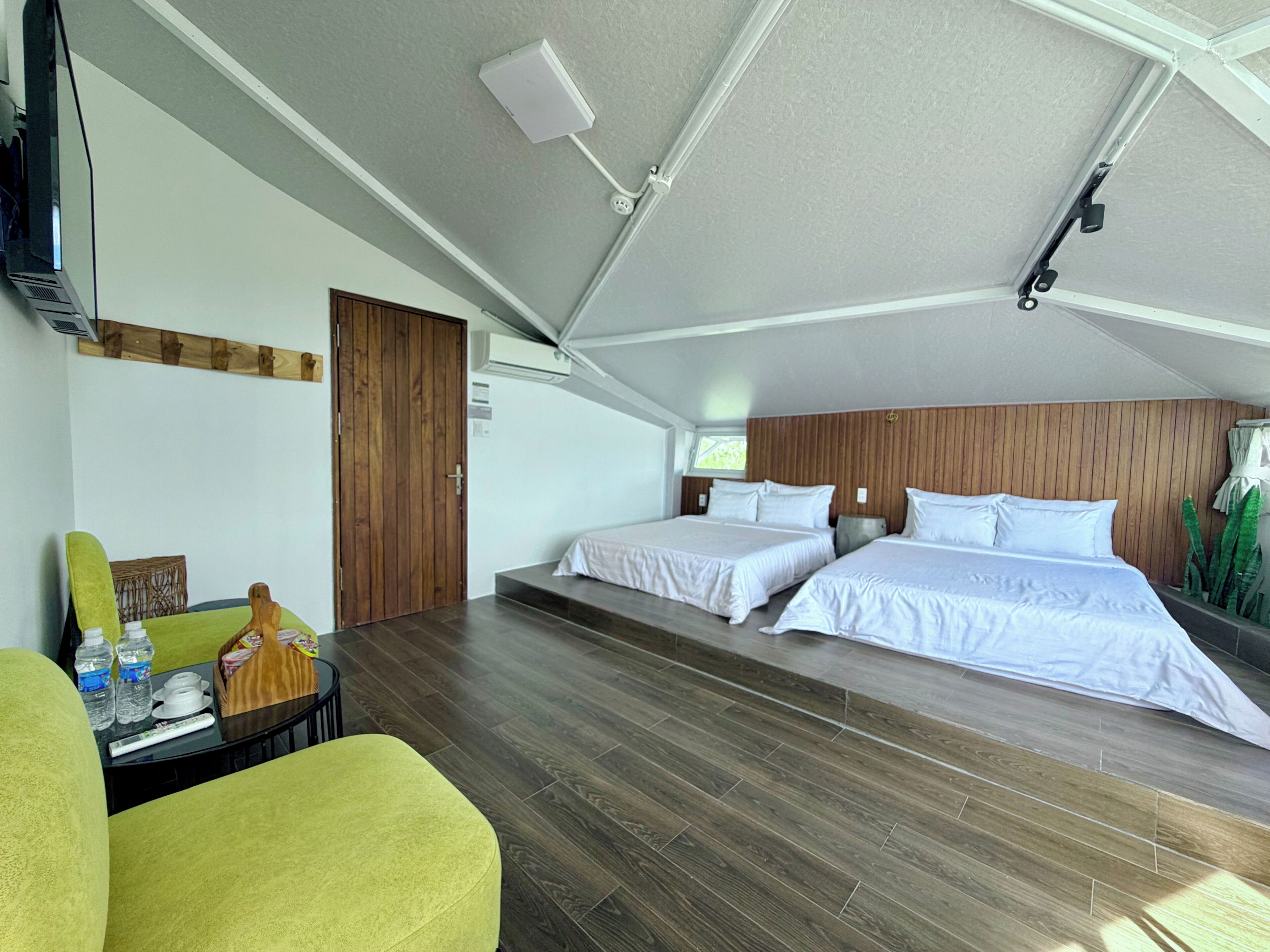 Habitación cuádruple Deluxe | Sábanas italianas Frette y ropa de cama de alta calidad 