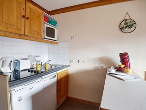 Fridge, microwave, dishwasher, coffee/tea maker