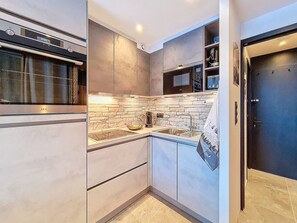 Kjøleskap, mikrobølgeovn, ovn og kaffetrakter/tekoker