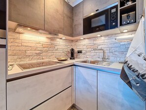 Refrigerador, microondas, horno y cafetera y tetera 