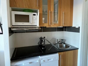 Fridge, dishwasher, coffee/tea maker, toaster