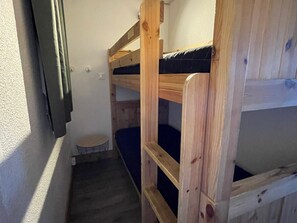 Room - Renovated Studio Sleeps 4 · Ski-In/Ski-Out · Balcony (Belle Plagne)