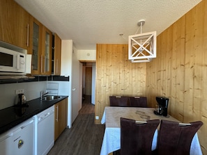 Fridge, dishwasher, coffee/tea maker, toaster