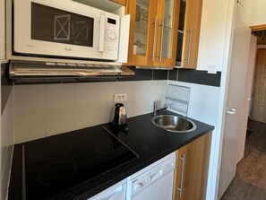Fridge, dishwasher, coffee/tea maker, toaster