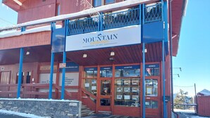 A wooden building with a sign reading "MOUNTAIN COLLECTION LES ARCS". - Spacious 4-room apartment in station center with balcony for 8 people (Les Arcs 1800)
