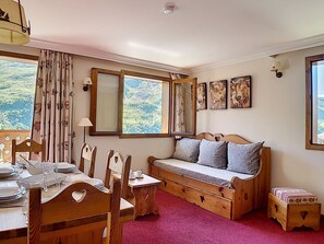 Interior - Renovated 3-room apartment near slopes, balcony, sauna, steam room, WIFI (Les Menuires)