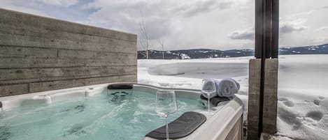 Outdoor spa tub