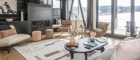 Televisión y chimenea