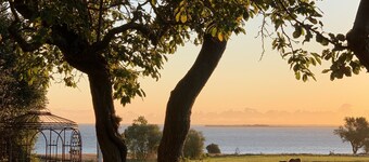 Bakkehuset B&B thatched house with sea view