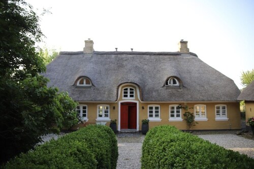 Bakkehuset B&B thatched house with sea view