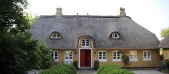 Bakkehuset B&B thatched house with sea view