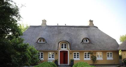 Bakkehuset B&B thatched house with sea view