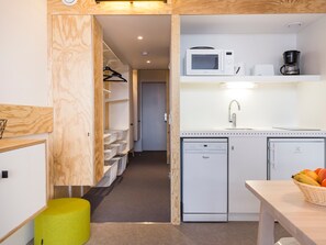 Kjøleskap, kokeplater, oppvaskmaskin og kaffetrakter/tekoker