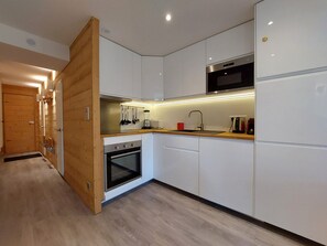 Kjøleskap, ovn, kokeplater og oppvaskmaskin