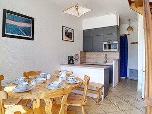 Réfrigérateur, four à micro-ondes, lave-vaisselle, cafetière-théière