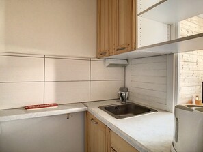 Kylskåp, mikrovågsugn, diskmaskin och kaffe- och tebryggare