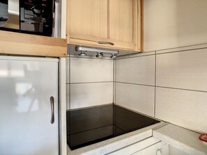 Een koelkast, een microgolfoven, een vaatwasser