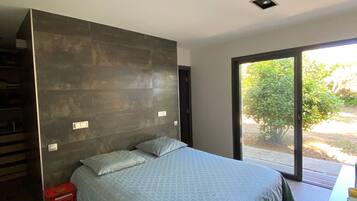 4 slaapkamers, een bureau, een strijkplank/strijkijzer, reisbedje