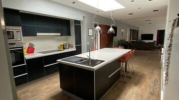 Een koelkast, een microgolfoven, een oven, een kookplaat