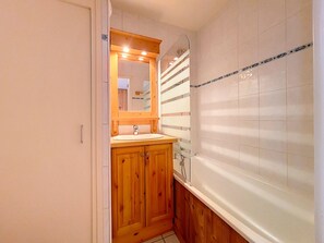 Bathroom - Functional studio with balcony · Near pistes · WIFI (Les Menuires)
