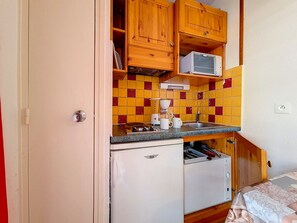 Fridge, coffee/tea maker