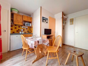 Dining - Functional studio with balcony · Near pistes · WIFI (Les Menuires)