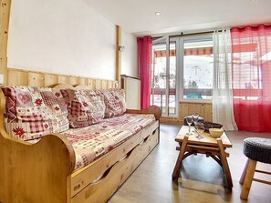 TV - Renovated ski-in ski-out apt with balcony (Les Menuires)