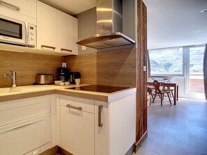 Fridge, dishwasher, coffee/tea maker, toaster