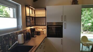 Réfrigérateur, micro-ondes, four, plaque de cuisson