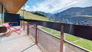 A balcony with a view of a ski slope and mountains. - Bright 2-Room Apartment - Ski-in/Ski-out - Balcony - 6 ppl - Wifi (Les Menuires)