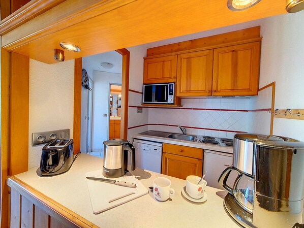 Fridge, microwave, dishwasher, coffee/tea maker