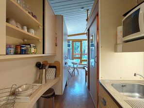 Kühlschrank, Mikrowelle, Herdplatte, Geschirrspüler