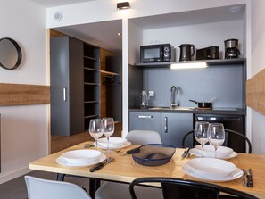 Réfrigérateur, four, lave-vaisselle, cafetière/bouilloire