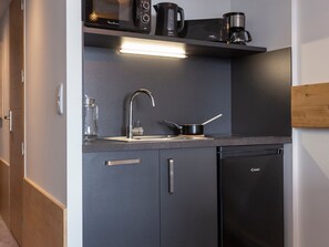 Kühlschrank, Ofen, Geschirrspüler, Wasserkocher mit Kaffee-/Teezubehör