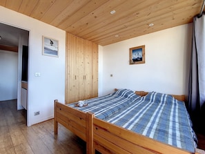 Room - Comfortable Ski-in/Ski-out Apartment with Balcony (Les Menuires)