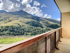 A balcony with a view of a mountain and forest. - Bright Studio, ski-in/ski-out access, balcony (Les Menuires)