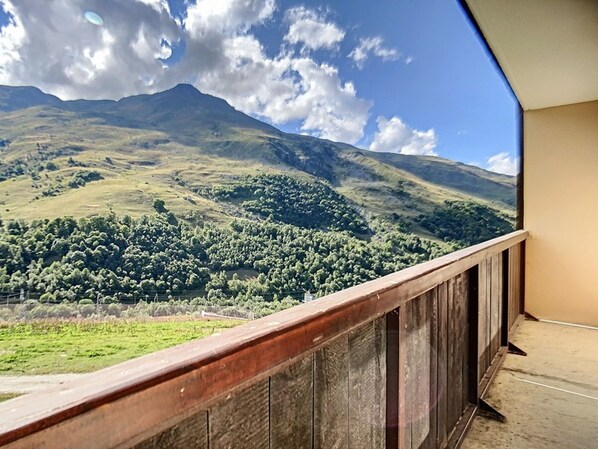 Property grounds - Bright Studio, ski-in/ski-out access, balcony (Les Menuires)