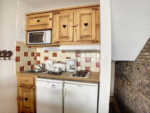 Fridge, microwave, oven, dishwasher - Bright ski-in/ski-out studio with south balcony (Les Menuires)