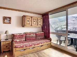 TV - Bright ski-in/ski-out studio with south balcony (Les Menuires)
