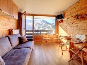 TV - Renovated slopeside studio with balcony, 3 people (Les Menuires)